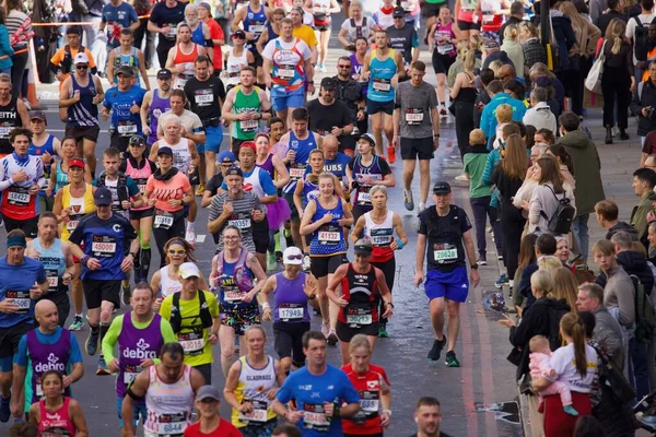 Londra Maratonu Nun Mil Koşucuları 2022 — Stok fotoğraf