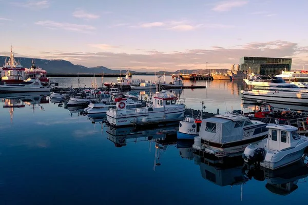 Ein Ruhiger Morgenhimmel Über Dem Stadthafen Von Reykjavik Mit Booten — Stockfoto