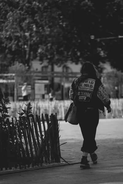 在法国南特大街上行走的一个女人的垂直灰度照片 — 图库照片