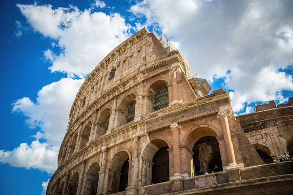 Colosseum Och Klarblå Himmel Bakgrunden Låg Vinkel — Stockfoto