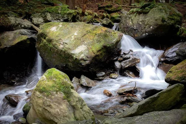 Close Fluxo Cachoeira Pedras Grandes Pequenas Cobertas Musgo Uma Floresta — Fotografia de Stock