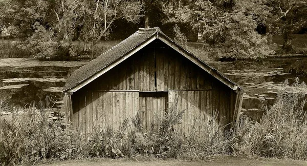 Une Belle Vue Sur Une Maison Abandonnée Près Lac — Photo