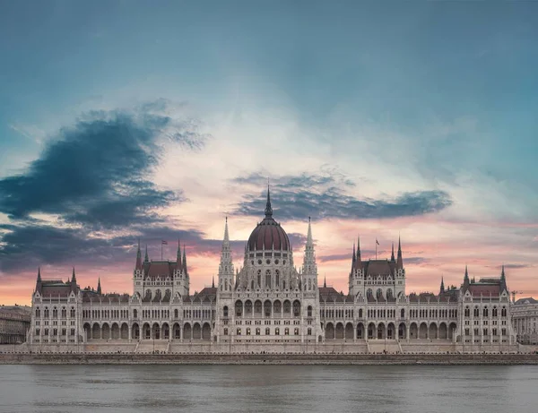 Uma Vista Aérea Parlamento Húngaro Budapeste Durante Pôr Sol — Fotografia de Stock