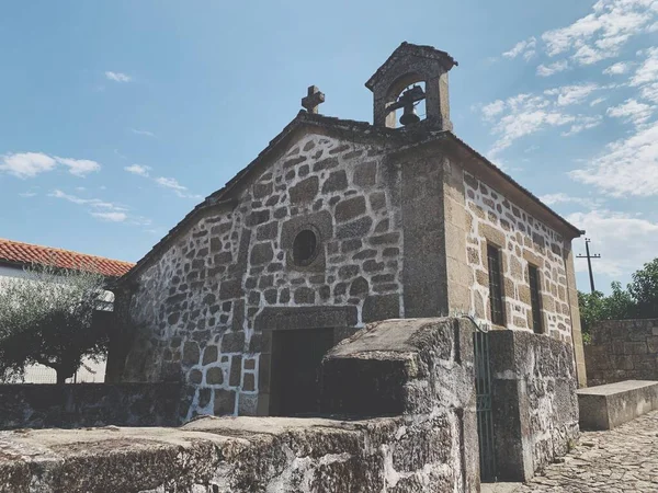 Een Oude Stenen Kerk Tegen Achtergrond Van Blauwe Lucht Griekenland — Stockfoto