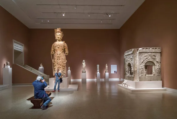 Ένα Άγαλμα Και Τουρίστες Metropolitan Museum Art Μανχάταν Νέα Υόρκη — Φωτογραφία Αρχείου