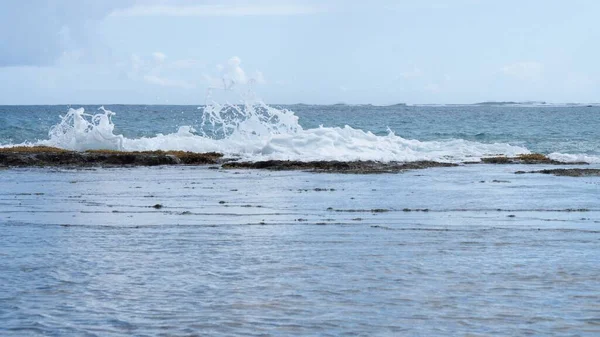 Piękne Ujęcie Błękitnych Fal Morskich Uderzających Brzeg Kauai — Zdjęcie stockowe