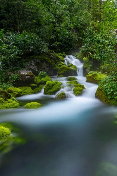 Uma Longa Exposição Fluxo Cachoeira Paisagem Rio Com Rochas Musgosas — Fotografia de Stock