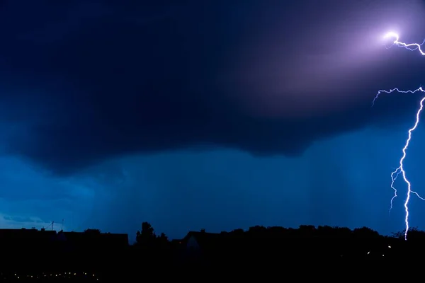 Ciel Violet Foncé Avec Éclair Saisissant Sur Une Ville — Photo