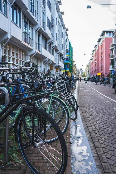 オランダのアムステルダムの路上で自転車の垂直ショット — ストック写真