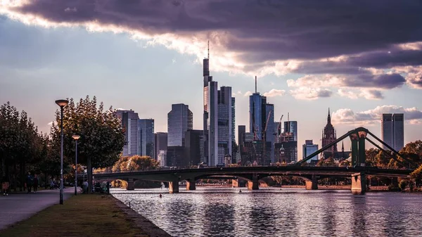 德国法兰克福摩天大楼和缅因河的美丽景色 — 图库照片
