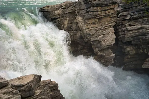 岩の山から勢いよく流れ落ちる滝 — ストック写真