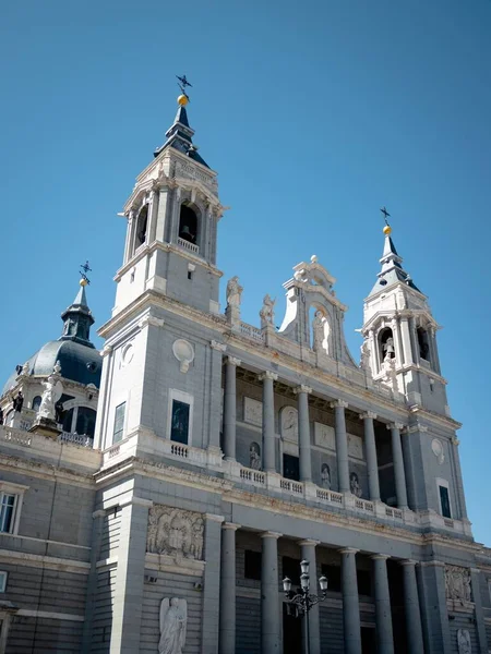 一个垂直的低角度拍摄的马德里大主教与美丽的雕塑和柱子 — 图库照片