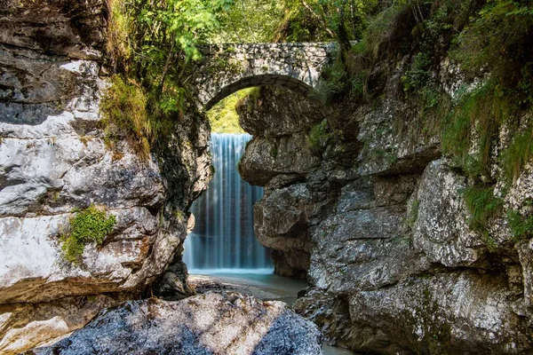 Nahaufnahme Der Langzeitbelichtung Des Repepeit Wasserfalls Val Raccolana — Stockfoto