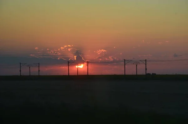 Krásná Scéna Siluety Elektrického Vedení Oranžovou Oblohou Při Západu Slunce — Stock fotografie