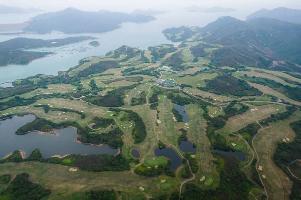 Zdjęcie Lotnicze Pięknego Krajobrazu Wzgórz Pól Otoczonych Jeziorami Ciągu Dnia — Zdjęcie stockowe