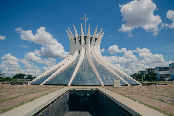 巴西利亚大教堂的立面面对着巴西巴西利亚的蓝天 — 图库照片
