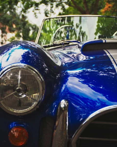 Mavi Bir Eski Arabanın Farının Dikey Yakın Çekimi — Stok fotoğraf