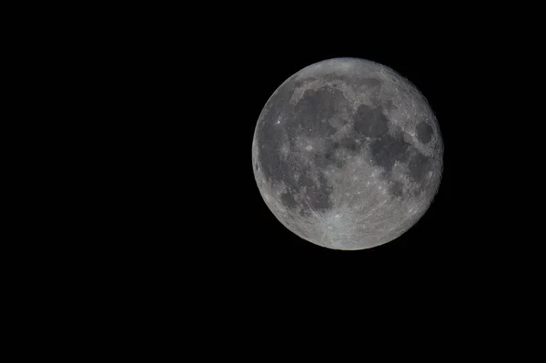 Крупный План Полной Луны Черном Ночном Небе — стоковое фото