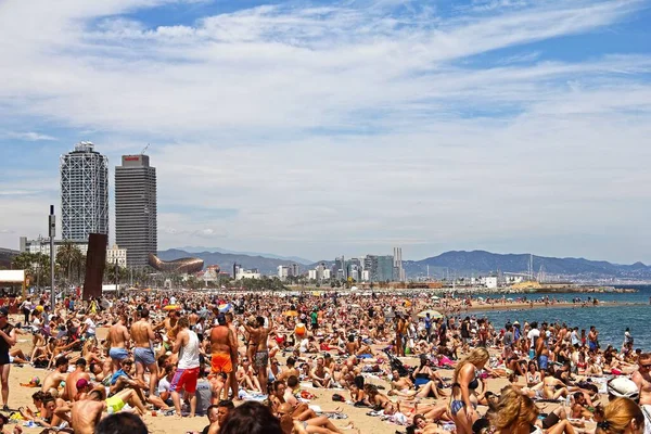 Zatłoczona Plaża Barcelonie Hiszpania — Zdjęcie stockowe