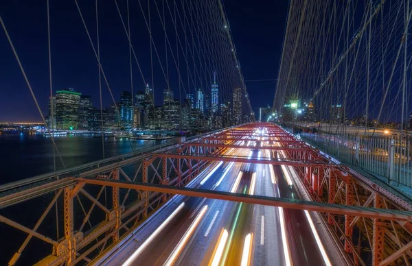 ニューヨーク市内のライトトレイルとモダンな建物がある橋の道の空中ビュー — ストック写真