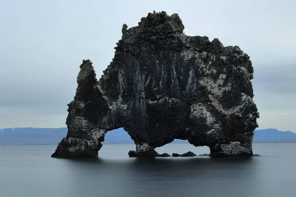Prachtig Uitzicht Hvitserkur Een Hoge Basaltschoorsteen Ijsland — Stockfoto