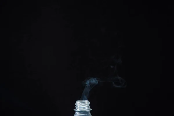Fumée Qui Sort Une Bouteille Plastique Sur Fond Noir Concept — Photo