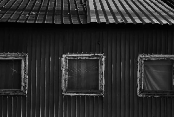 Серая Шкала Старого Сельского Дома Черепицы Окнами Покрытыми Пластиковыми Пакетами — стоковое фото