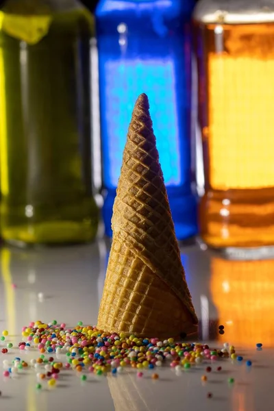 Tiro Close Cone Sorvete Balcão Cozinha Juntamente Com Salpicos Coloridos — Fotografia de Stock