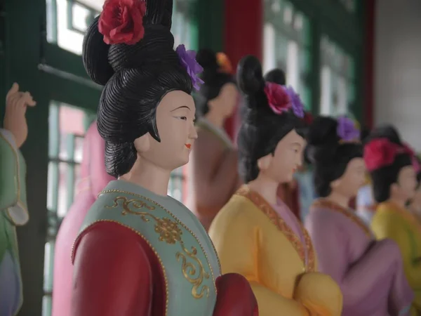 Zbliżenie Ujęcia Kilku Tradycyjnych Chińskich Rzeźb Damy — Zdjęcie stockowe
