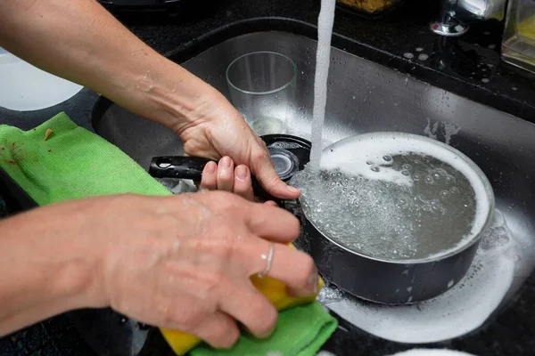 Lave Vaisselle Des Ustensiles Féminins Dans Cuisine — Photo