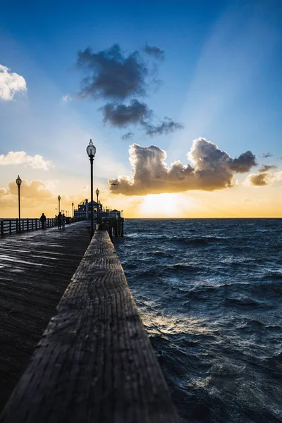 Vertical Shot Sea Waves Crashing Wooden Pier Sunset — Stock Photo, Image