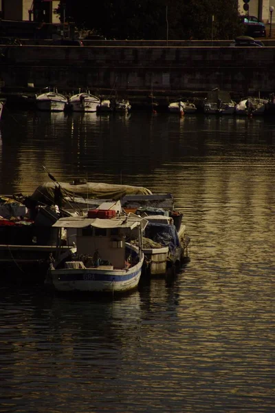 Vertikal Bild Båtarna Vid Hamnen Palermo Italien Kvällen — Stockfoto