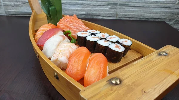 Tiro Close Barco Madeira Cheio Diferentes Variações Sushi — Fotografia de Stock