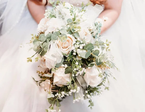 Der Hochzeitsstrauß Mit Weißen Rosen Eukalyptusblättern Und Babys Atemblumen Den — Stockfoto