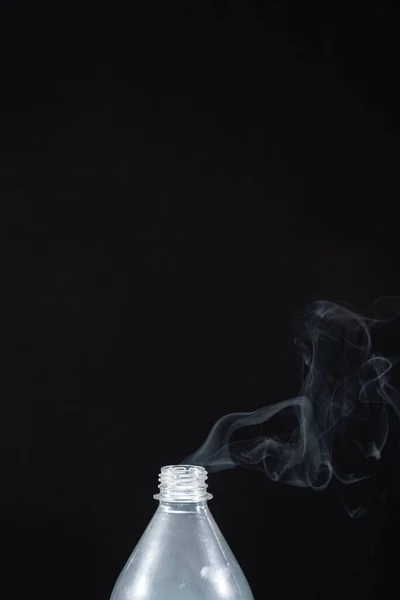 黑色背景的塑料瓶冒出的烟 芳香疗法的概念 — 图库照片