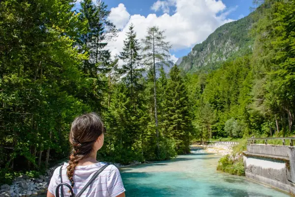 Eine Frau Azurblauen Fluss Der Zwischen Fichten Triglav Nationalpark Fließt — Stockfoto
