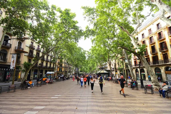 Ludzie Spacerujący Ulicą Barcelonie Hiszpania — Zdjęcie stockowe