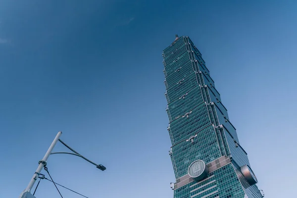 Uma Vista Baixo Ângulo Torre Taipei 101 Contra Céu Azul — Fotografia de Stock