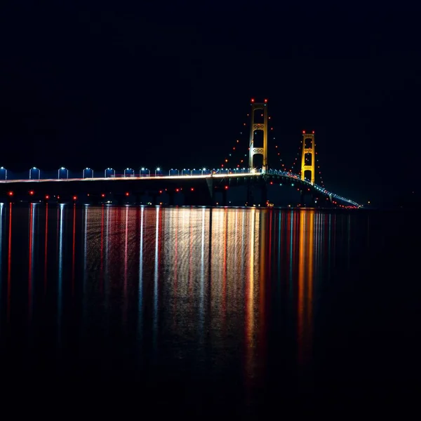 Красивый Снимок Моста Макино Освещенный Светофорами Отражающий Пролив Ночью Мичигане — стоковое фото