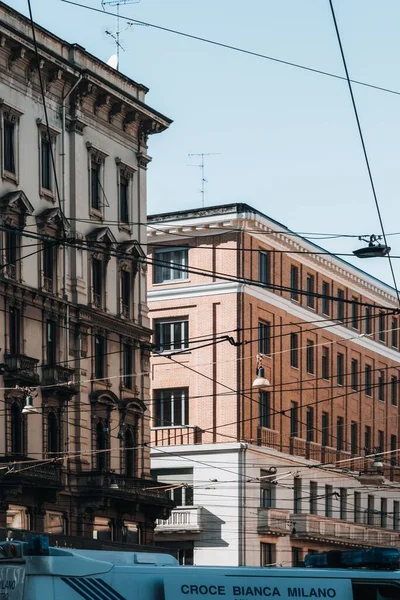 Вертикальный Снимок Стильных Бежевых Зданий Вершины Белого Трамвая Улицах Милана — стоковое фото