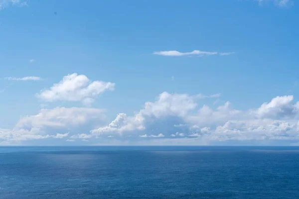 Hermosa Vista Del Mar Azul Las Nubes Cielo Azul — Foto de Stock
