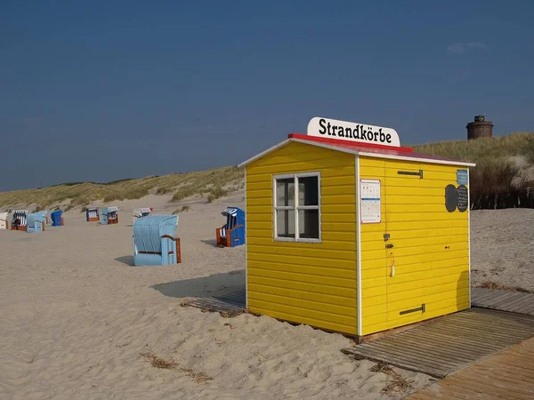 Colorful Hooded Beach Chairs Yellow Beach Hut Sandy Beach Juist — Stock Photo, Image