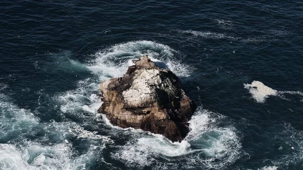 Denizde Tekil Bir Kaya Oluşumu — Stok fotoğraf