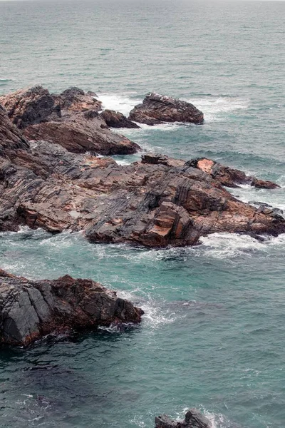 Vertical Shot Beautiful Ocean Waves Splashing Rocks — Stock Photo, Image