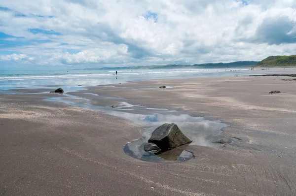 Uma Pedra Uma Praia Areia Raglan Nova Zelândia — Fotografia de Stock
