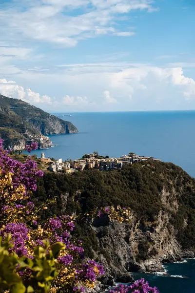 海岸沿いの村や山の島々の垂直ショットCorniglia Cinque Terre Italy — ストック写真