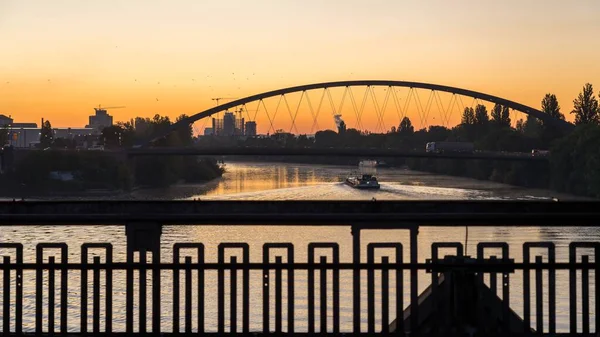 Der Abendhimmel Über Dem Fluss Mit Einer Brücke Die Abend — Stockfoto