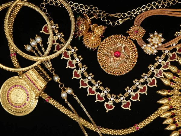 Antik Gyldne Samling Vintage Guld Ornamenter Smykker Til Kvinder Sort - Stock-foto