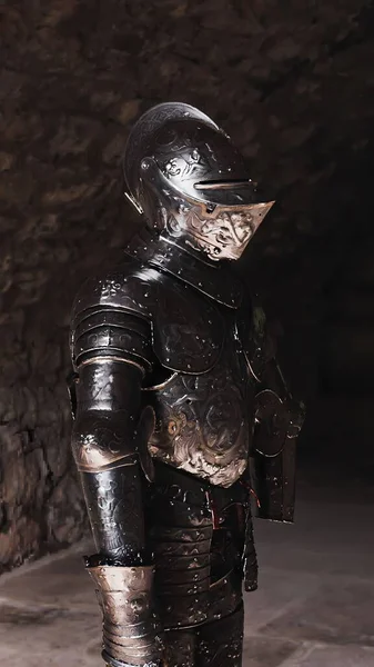 洞窟の中の輝く鎧の騎士の垂直ショット — ストック写真