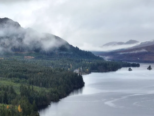Dron Widok Piękne Jezioro Pobliżu Gór Szkocji — Zdjęcie stockowe
